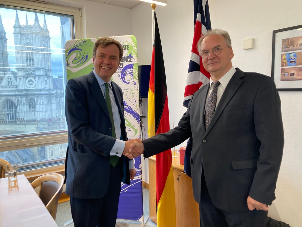Der britische Wirtschaftsstaatssekretär Greg Hands (links) hatte Reiner Haseloff in sein Büro in London eingeladen. Das hat eine schöne Aussicht auf Westminister Abbey. In der Kirche werden die englischen Könige gekrönt.