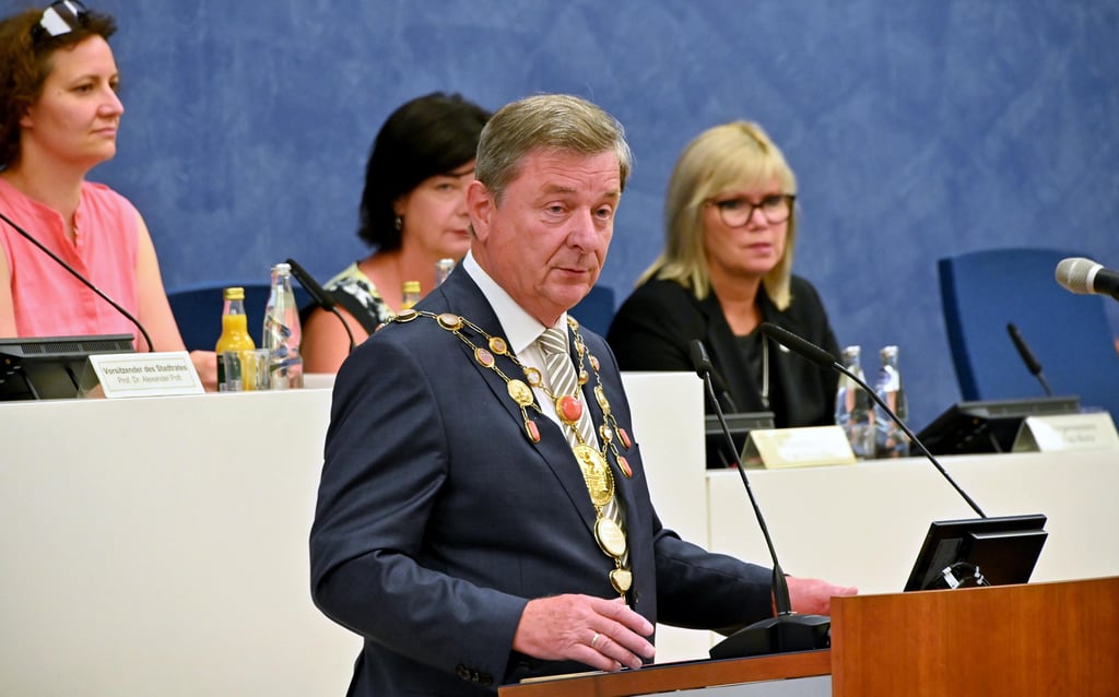 Lutz Trümper bei seiner Abschiedsrede als Oberbürgermeister im Magdeburger Stadtrat; hinten rechts seine Nachfolgerin Simone Borris.