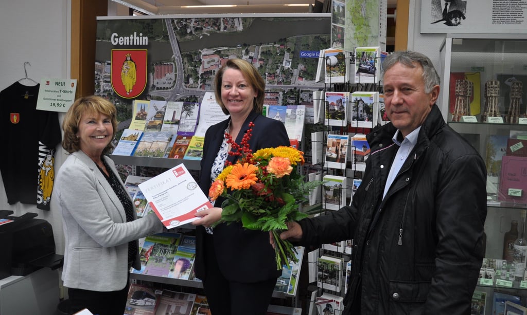 Der Tourismusverein ist Betreiber der Genthiner Touristinfo, die bereits mehrfach für ihre Arbeit zertifiziert wurde. Hier überreichen die Vereinsvorsitzenden Nicole Golz und Harald Bothe der leiterin der Touristinfo Marina Conradi (li.) ein Zertifikat.