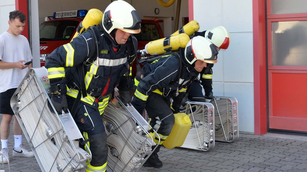 Auf die Plätze, fertig, los! Die Ascherslebener Mannschaft trainiert für den MDR Wettbewerb "Fitwie die Feuerwehr".