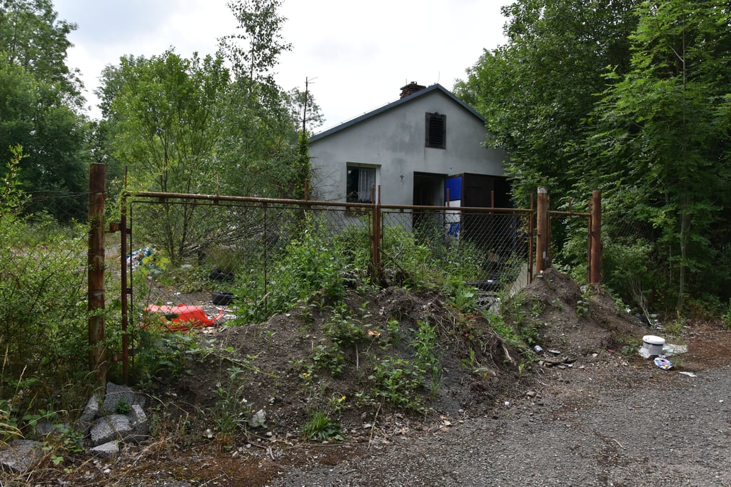 Das ehemalige Straßenwärterhäuschen am Abzweig zum Trecktal ist zur Dreckecke geworden.