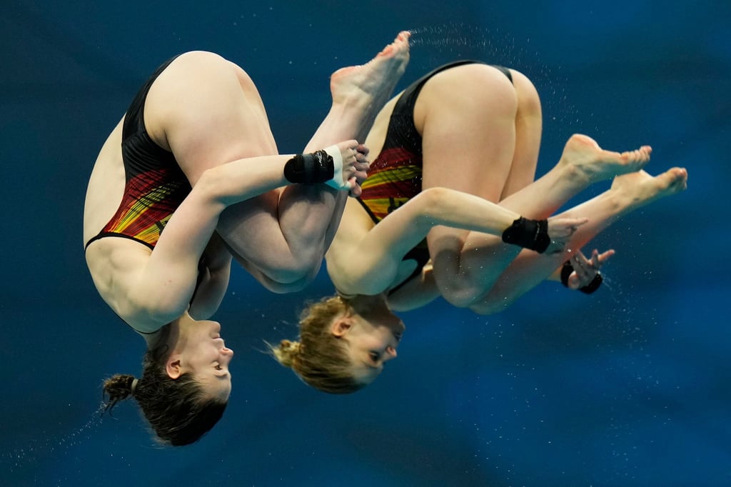 Synchronspringen vom Turm: Elena und Christina Wassen in Aktion.