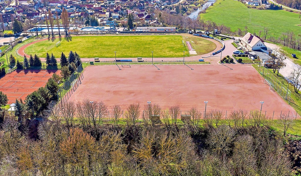 Die Dieter-Höhne-Sportstätte in Nebra: Im Vordergrund der Hartplatz - hier möchte der FC ZWK einen Kunstrasenplatz errichten.