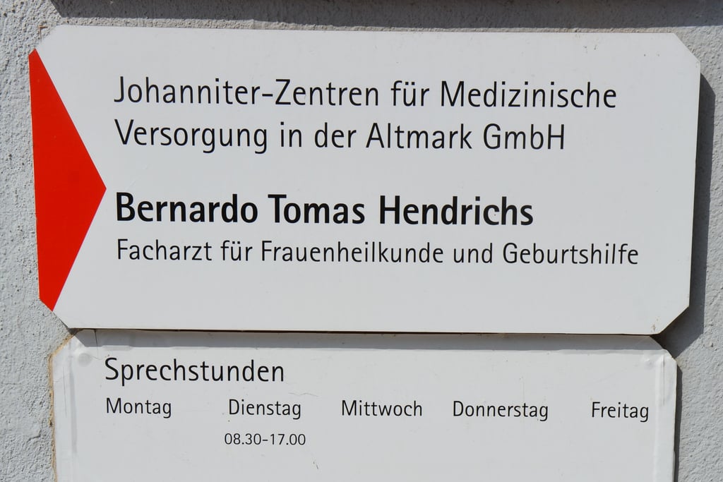 Noch praktiziert als Übergangslösung einmal wöchentlich Frauenarzt Bernardo Tomas Hendrichs in Osterburg. Ende des Sommers steht ein neuer Name auf dem Schild. Und wieder normale Öffnungszeiten.