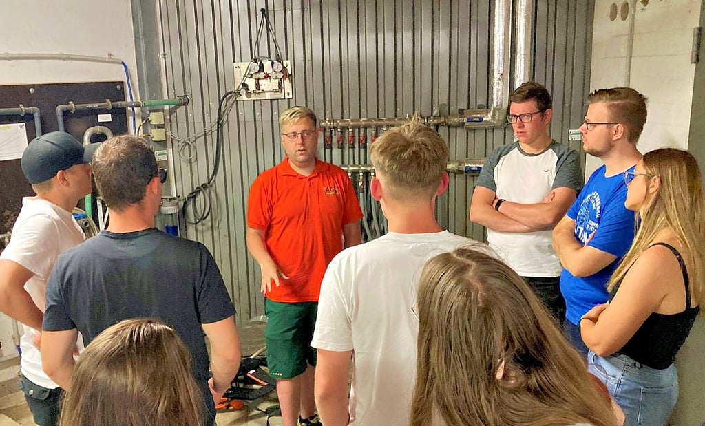 Stephan Sommer, Leiter der Biogasanlage vor den Toren Querfurts, erklärt Studenten aus Bremerhaven die Technik im Pumpenraum.