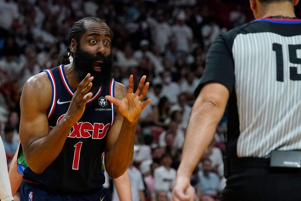 NBA-Star James Harden (l) soll den 76ers mehr Flexibilität für die anstehende Transferphase ermöglichen wollen.