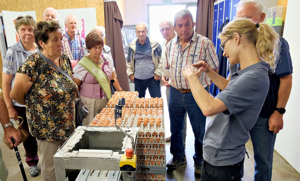 Heidehof-Mitarbeiterin Anna-Lena Heede (rechts) erklärt den Landsenioren beim Rundgang den Ablauf in der Sortieranlange in Mark Zwuschen.