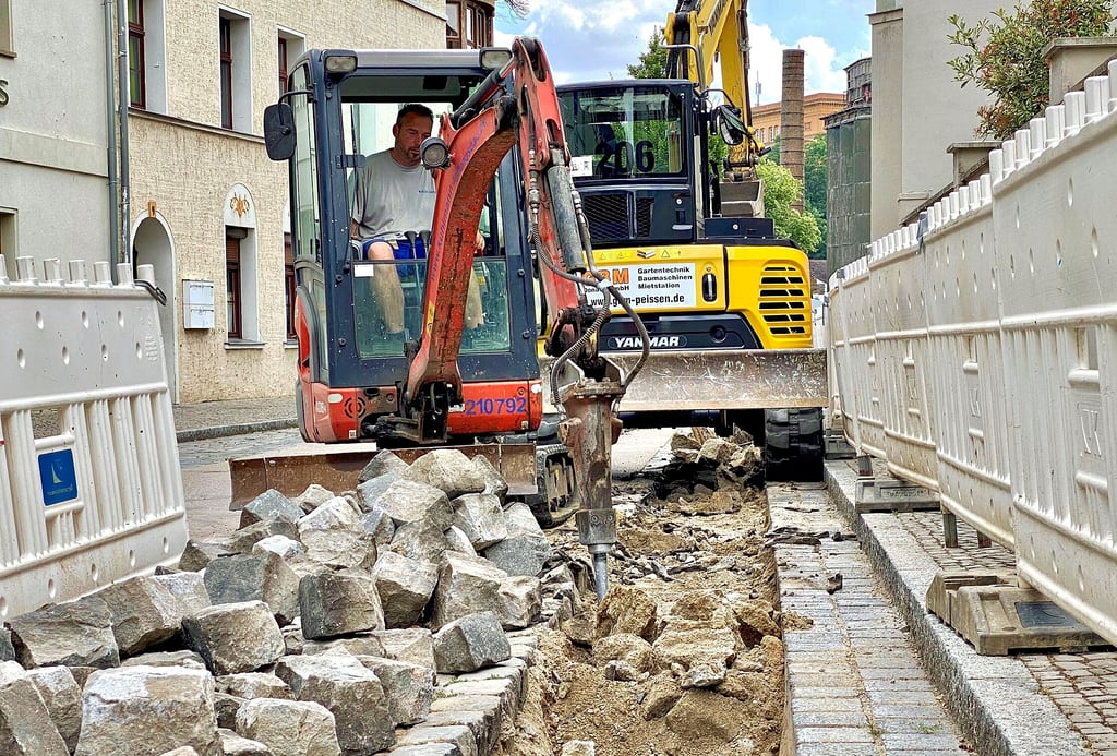 Im Auftrag der Bernburger Stadtwerke werden aktuell im Buschweg 70 Meter Stromkabel ausgetauscht. Möglicherweise hatte das Hochwasser 2013 die Leitung in diesem Bereich beschädigt.