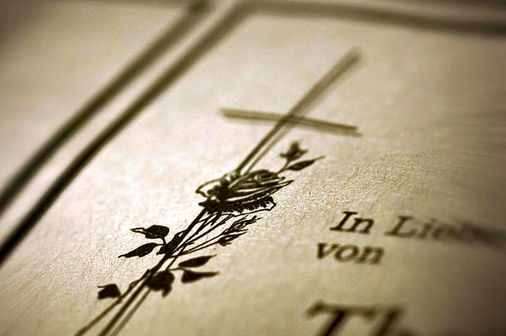 Totenschein, Sterbeurkunde, Versicherungen und Verträge: Nach dem Tod eines Angehörigen fällt - neben aller Trauer - viel Papierkram an.