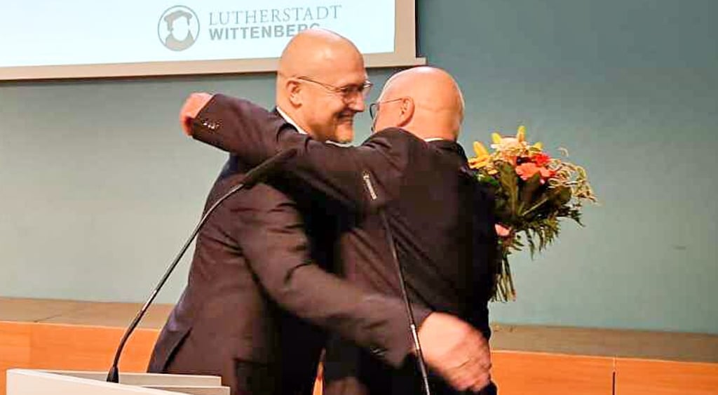 Justiziar André Seidig (links) hat im ersten Wahlgang mit 29 von 35 Stimmen die Wahl gewonnen. Amtsinhaber Kirchner (rechts) gratulierte.