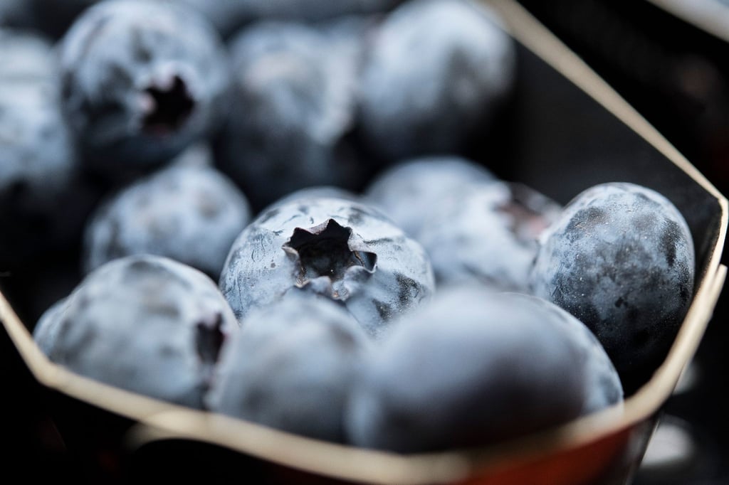 Frische Heidelbeeren halten sich bis zu zwei Wochen im Kühlschrank. Eingefroren können sie rund ein Jahr gelagert werden.
