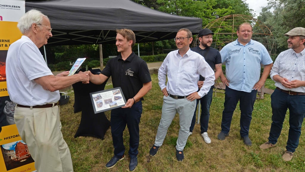 Ernst von Wnuck (l.) überreicht Felix Wohlrab und der Aschersleber Kaufmannsgilde je 1.000 Euro für ihre Ideen zur Verschönerung der Stadt.