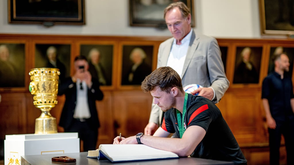 Josep Martinez beim Signieren des Goldenen Buchs der Stadt Leipzig.