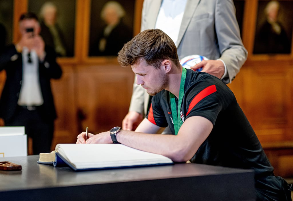 Josep Martinez beim Signieren des Goldenen Buchs der Stadt Leipzig.