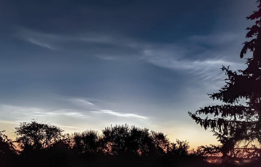 Eine astronomische Besonderheit: leuchtende Wolken über Aschersleben. Das Foto entstand 3 Uhr nachts.