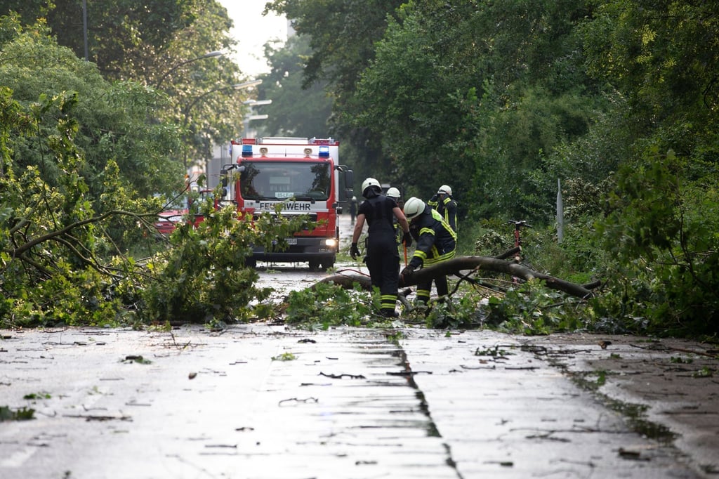 Einsatz der Kölner Feuerwehr nach dem Unwetter.