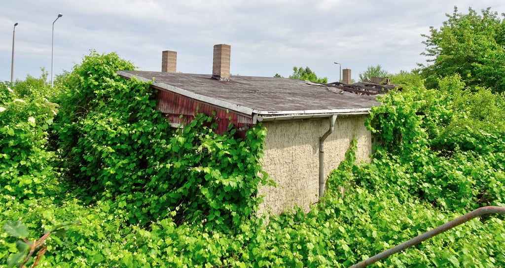 Die alte Zwangsarbeiterbaracke am Porzellanwerk Lettin.
