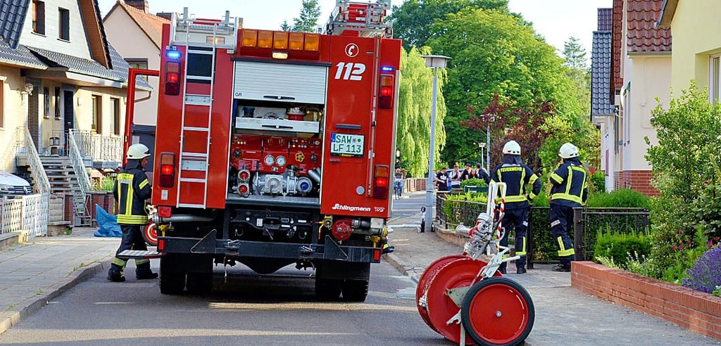 Zu seinem Zimmerbrand sind die Salzwedeler Feuerwehrleute am 29. Juni in die Ziegeleistraße Salzwedel ausgerückt.