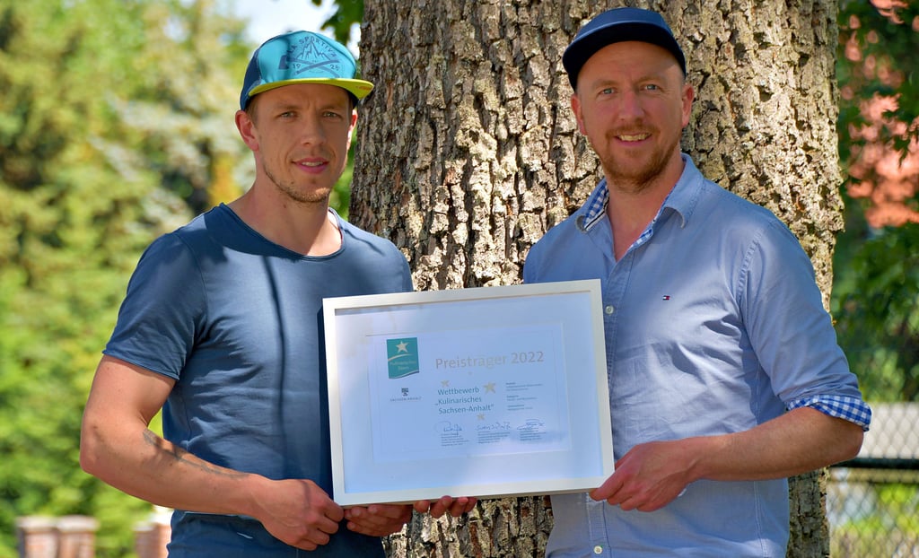 Markus (links) und Marian Bohndick mit der Urkunde für den ersten Preis im Rahmen des Wettbewerbes „Kulinarisches Sachsen-Anhalt 2022“ für ihren luftgetrockneten Wildschinken.