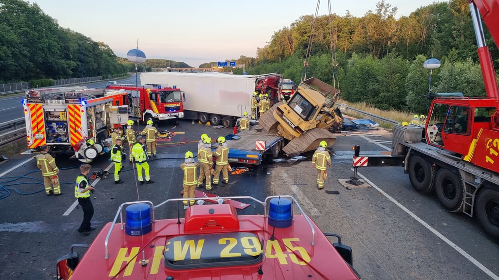 Feuerwehr und Polizei sind nach einem Unfall auf der Autobahn 2 (A2) im Einsatz. Ein Lkw-Fahrer ist bei einem Unfall auf der Autobahn 2 bei Hannover tödlich verunglückt.