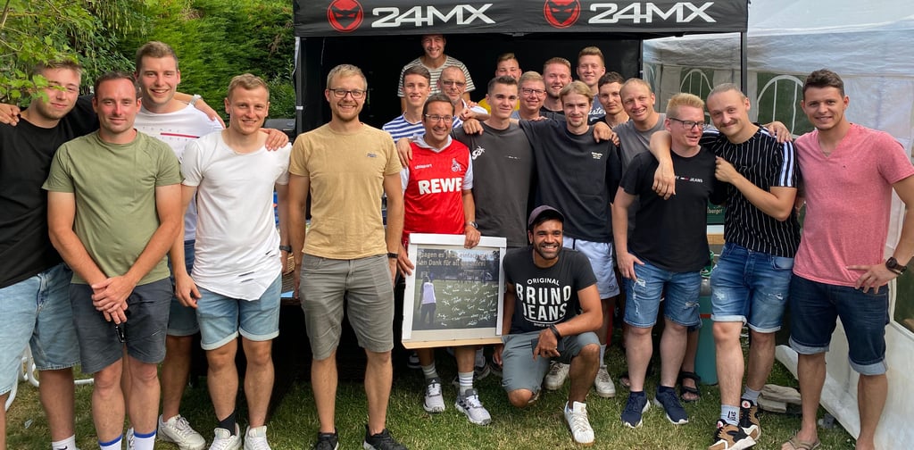 Die ZWK-Mannschaften übergaben ihrem langjährigen Trainer Ralf Kretzschmar ein handsigniertes Mannschaftsfoto und ein personalisiertes Trikot seines Lieblings-Bundesligisten 1. FC Köln.