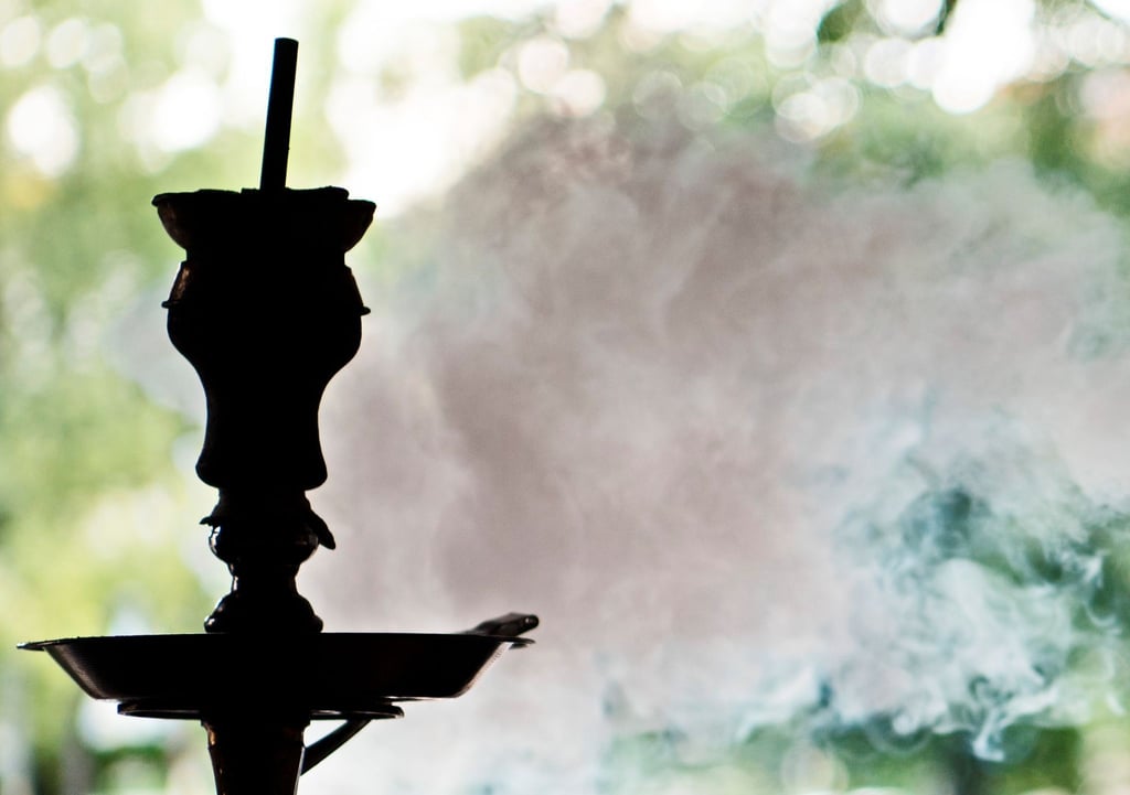 Rauch steigt in einer Berliner Shisha-Bar aus einer Wasserpfeife.