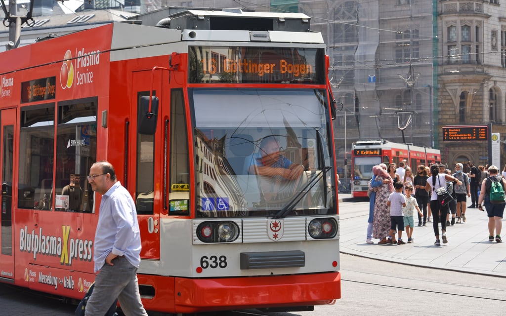 So klappt’s auch mit den Fahrgastzahlen: In Halle fahren dank Neun-Euro-Ticket mehr Menschen mit der Bahn als vor der Corona-Pandemie.