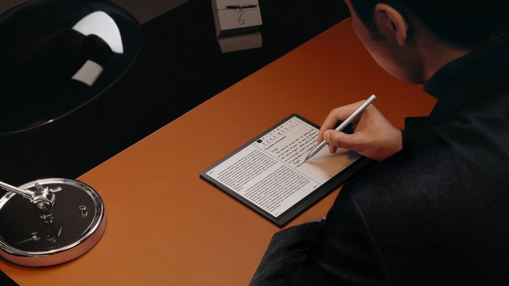 Zum Themendienst-Bericht von 29. Juni 2022: Legt sich bei Bedarf natürlich auch quer: Huaweis Matepad Paper im Büroeinsatz.