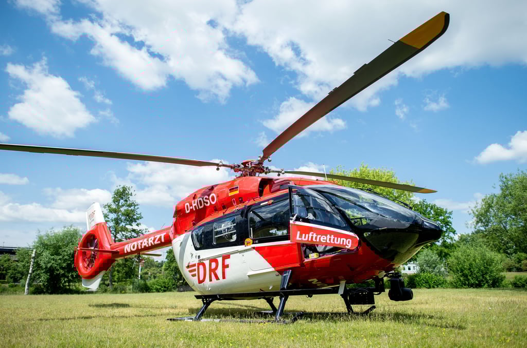 Ein Rettungshubschrauber der Luftrettung an einem Einsatzort. An der Müritz ist ein Schäfer beim Schlachten seiner Schafe angeschossen worden.