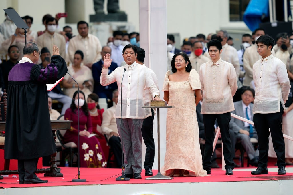 Ferdinand "Bongbong" Marcos Jr. (M.), gewählter Präsident der Philippinen, wird vom Obersten Richter des Obersten Gerichtshofs, Alexander Gesmundo, in Manila vereidigt.