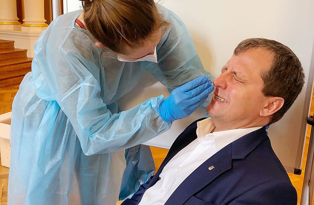 Das tat offensichtlich richtig weh - OB Jens Bühligen im April 2021 beim Corona-Test im Ständehaus