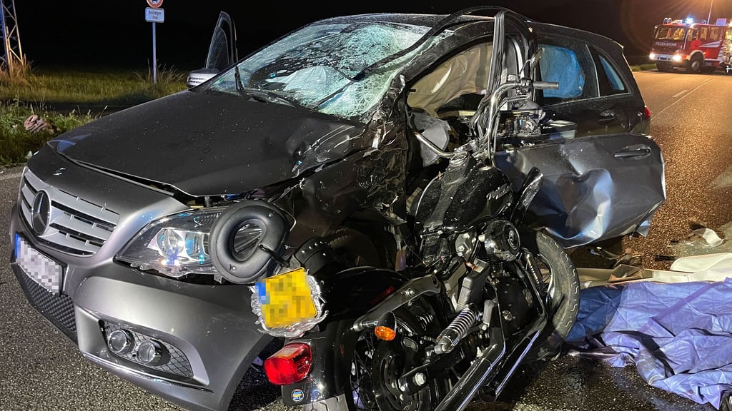 Zwei tote, zwei Verletzte: Kräfte der Feuerwehr und die zerstörten Fahrzeuge an der Unfallstelle bei Goch