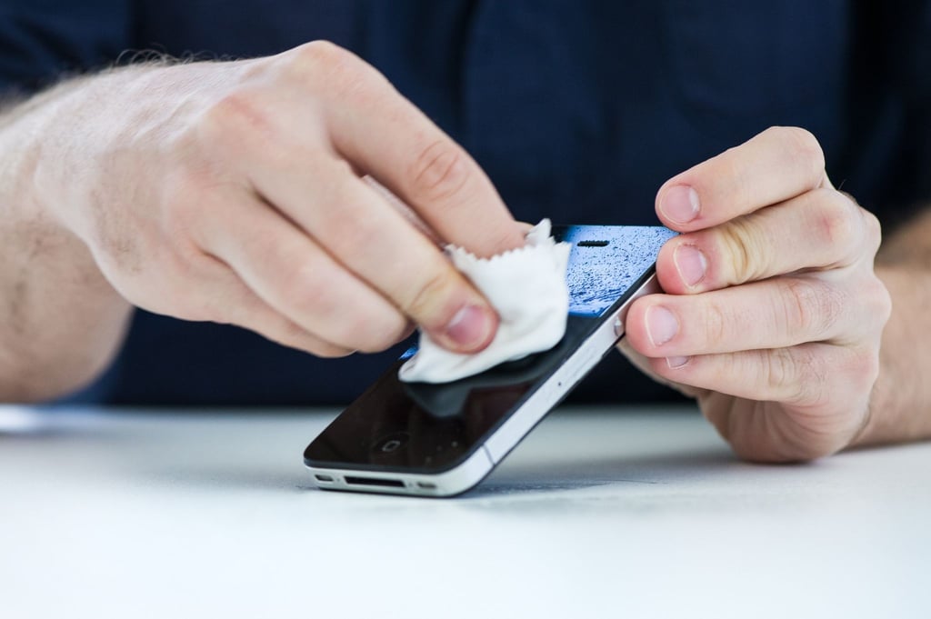 Desinfektionsmittel müssen gar nicht sein. Ein Großteil der Keime lässt sich durch Abwischen vom Smartphone entfernen - also auf mechanische Art und Weise.