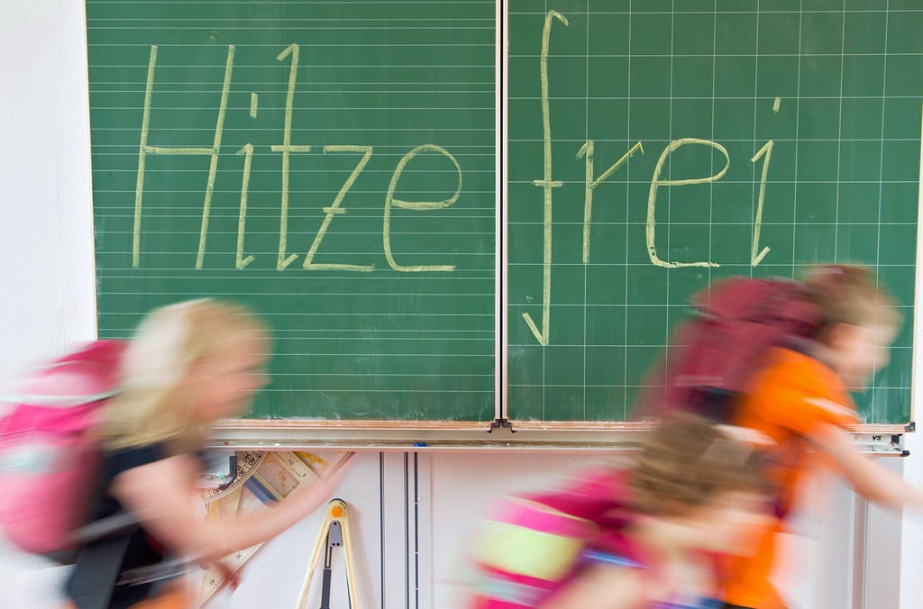 Nachdem die Schulleitung „Hitzefrei“ gegeben hat, hält die Mädchen und Jungen nichts mehr.