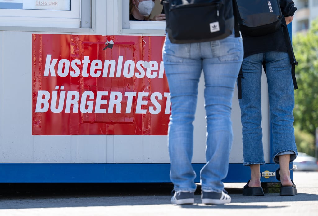 „Kostenloser Bürgertest“ steht an einem Schnelltestzentrum für Corona-Tests in Leipzig. Am Donnerstag (30.06.2022) tritt eine neue Verordnung zu den bisher kostenlosen Bürgertests in Kraft.