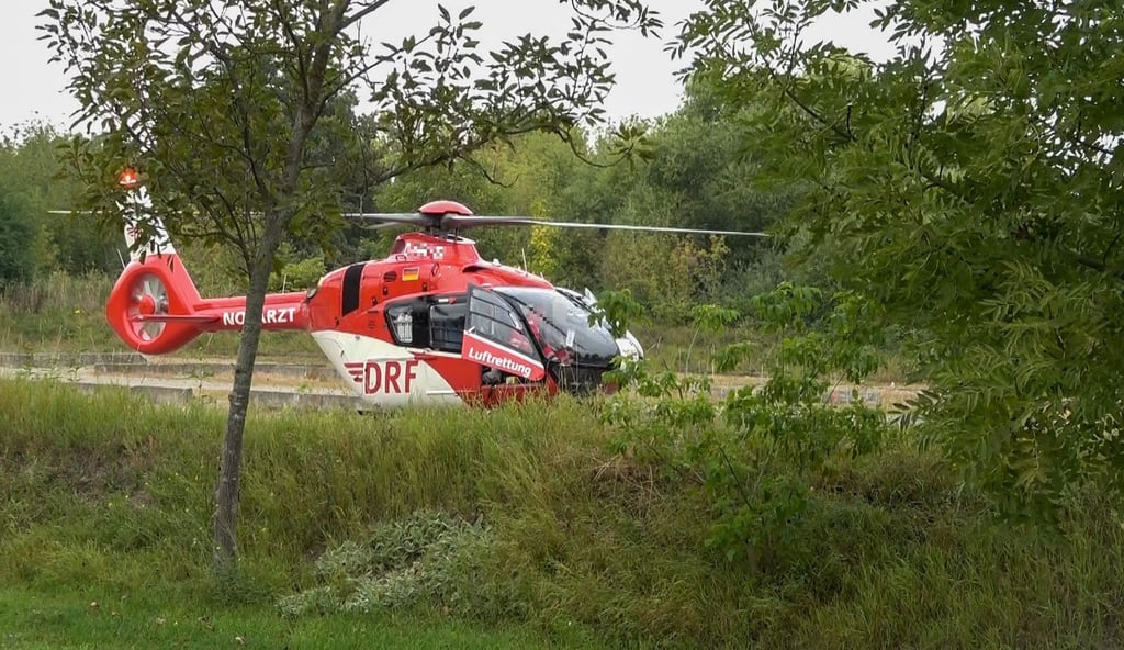 Illustration: ein Hubschrauber der Luftrettung an einem Gewässer. Am Donnerstag ist im Saalekreis ein Kind bei einem Badeunfall verletzt worden.