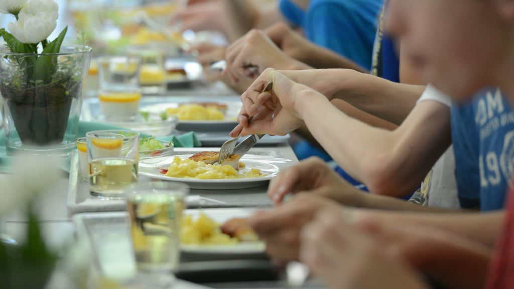 In Magdeburg sollen angesichts der schwierigen finanziellen Lage für viele Familien mehr Kinder in den Genuss einer kostenlosen Schulspeisung kommen.