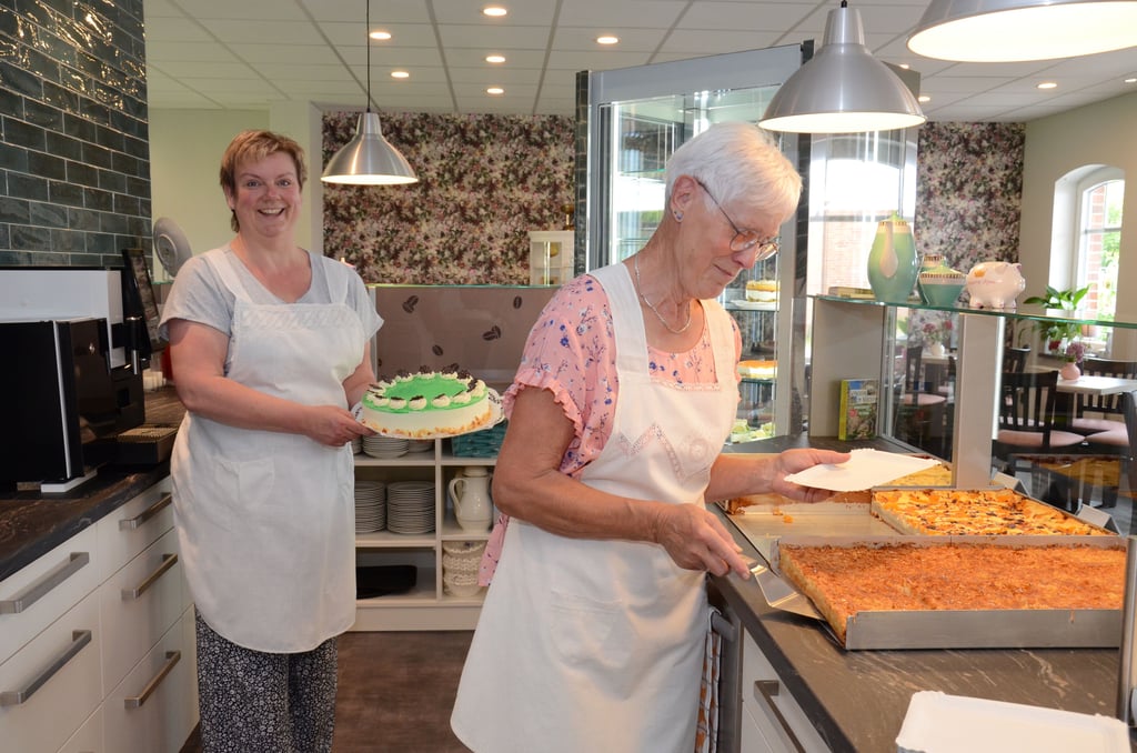 Konditoreimeisterin Kathleen Goedicke (links), die ihre Waldmeister-Joghurt-Sahne-Torte präsentiert, hat sich mit ihrem Café No. 3 in Schmölau einen Traum erfüllt. Während der Öffnungszeiten unterstützt sie unter anderem Gundela Rieseberg.