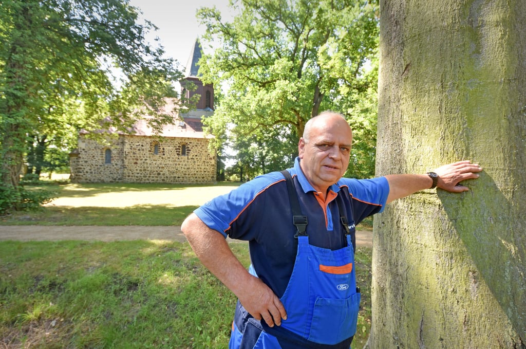 Klaus-Dieter Hardt ist heute noch Kfz-Meister, beim barocken Gartentag wird er zum Großneffen des Barons von Ende.