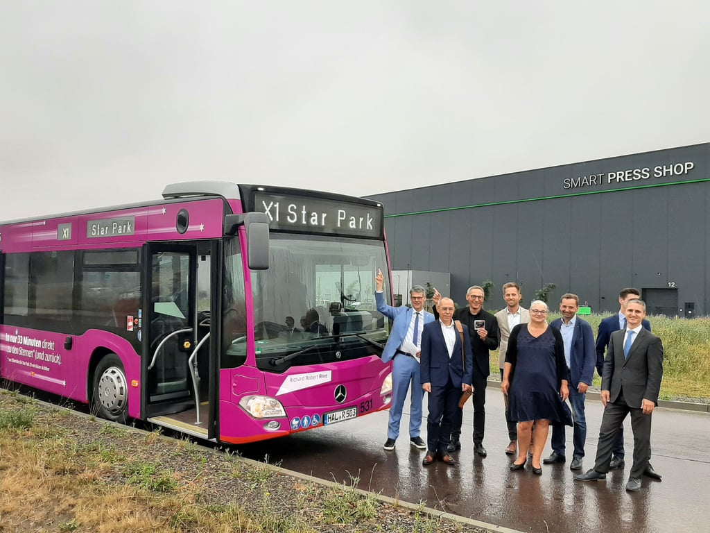 Ankunft am Star Park: Die Feuertaufe für die neue Verbindungen war eine Fahrt im Regen.
