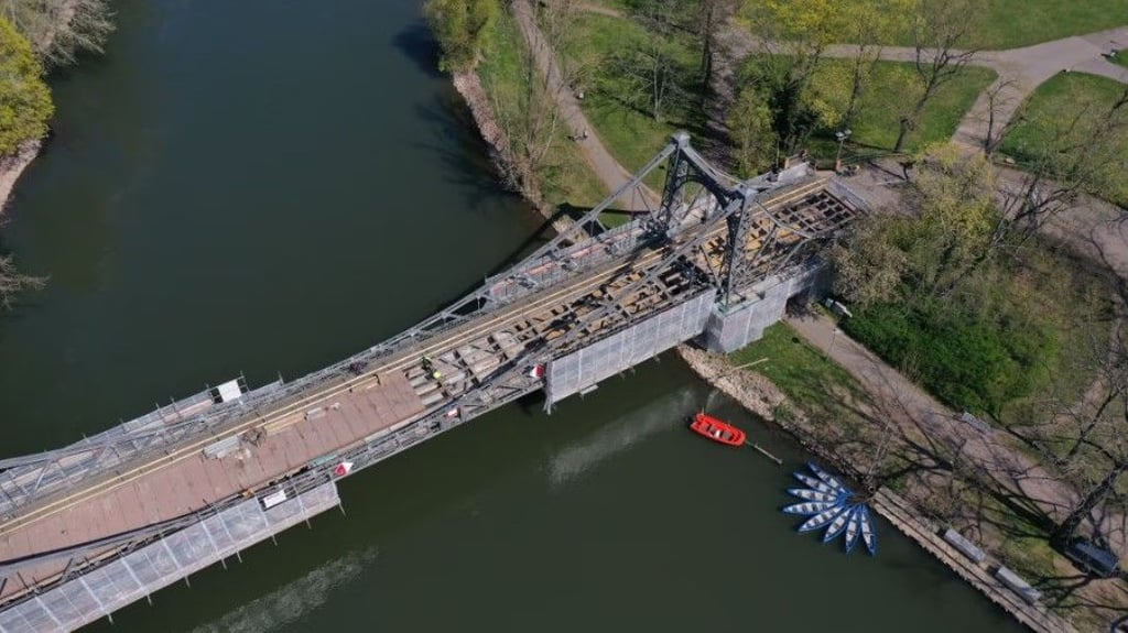 Die Peißnitzbrücke in Halle kann wegen nistender Rauchschwalben weiter nicht durchgängig freigegeben werden.