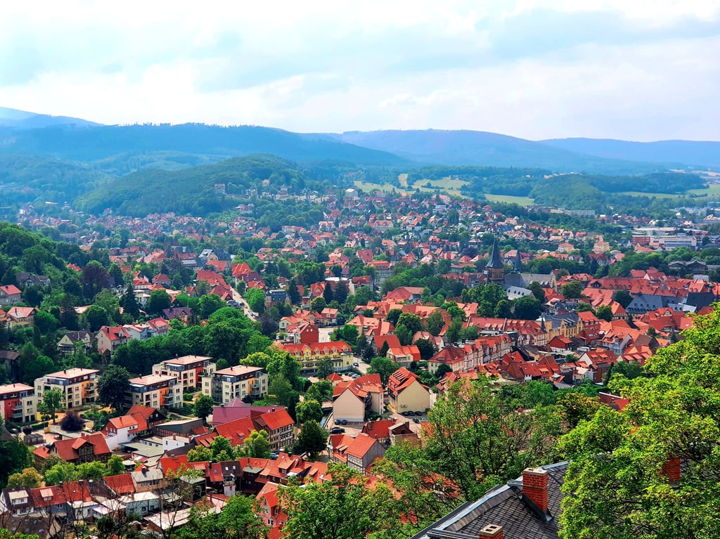 Blick vom Schloss auf die Wernigeröder Altstadt: Diese Aussicht muss solaranlagenfrei sein, fordert der Denkmalschutz.