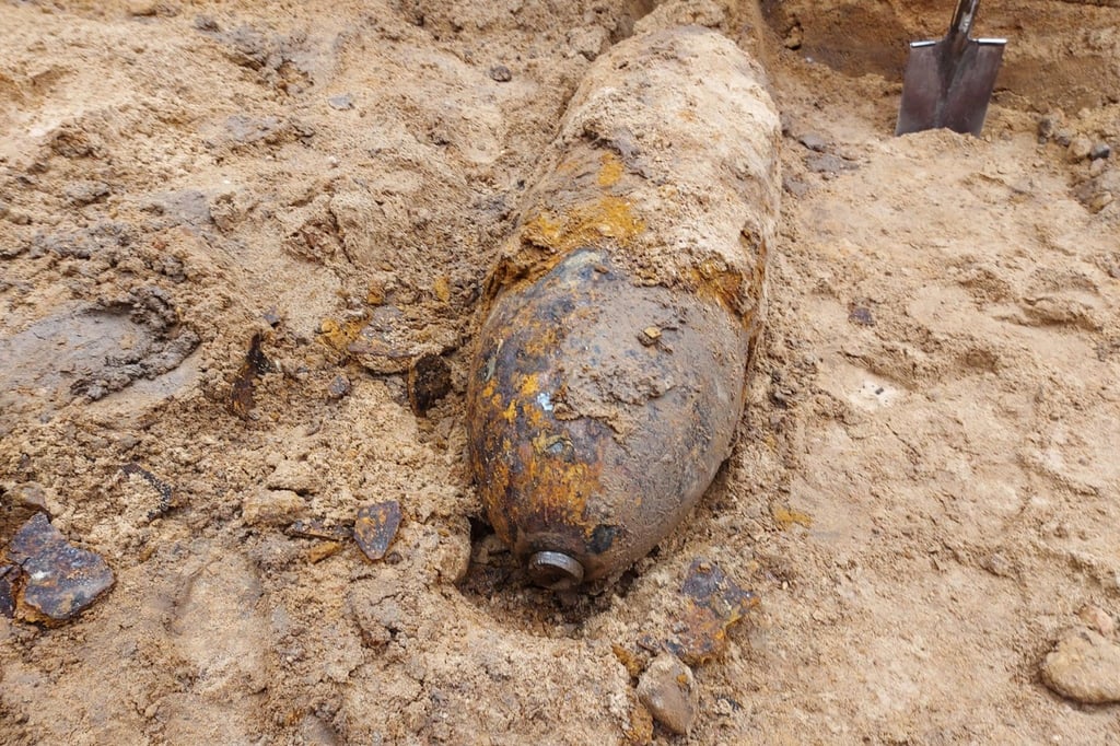 Bei Bauarbeiten im Gewerbegebiet, wo einst die AGO-Flugzeugwerke zu Hause waren, wurde wieder einmal eine Bombe gefunden. 250 Kilo schwer, nicht detoniert, das Räumungskommando rückte an.