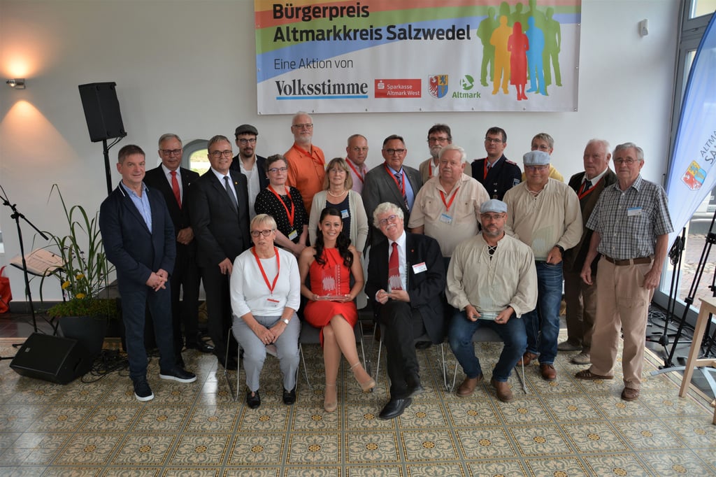 Die Sieger und Nominierten des Bürgerpreises des Altmarkkreises Salzwedel 2022 stehen stellvertretend für die vielen Ehrenamtlichen, die sich Tag für Tag in ihrer Freizeit engagieren.