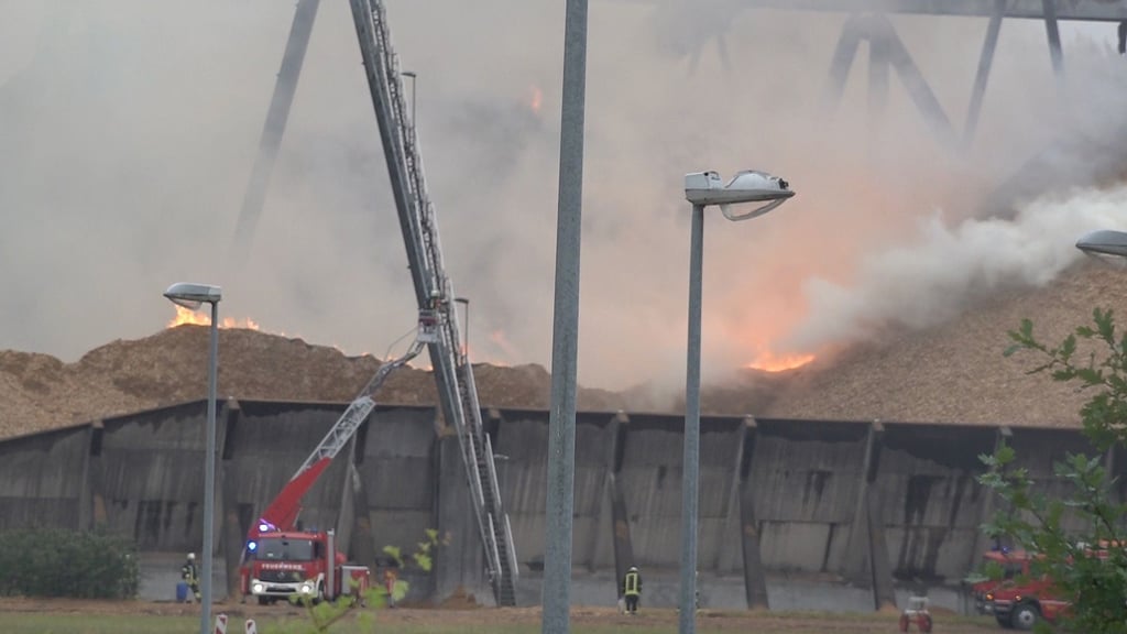 Großeinsatz für Feuerwehren im Landkreis Stendal: Seit Freitagmorgen sind mehrere Feuerwehren im Einsatz, um einen Großbrand im Zellstoffwerk Arneburg zu löschen.