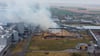 Die Hackschnitzelanlage im Zellstoffwerk bei Arneburg brennt. Die Schadenshöhe ist noch nicht absehbar.
