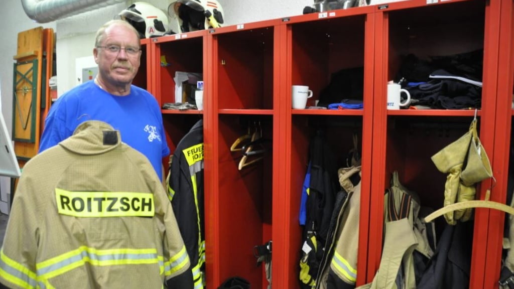 Bernd Berger räumt seinen Spind im Gerätehaus aus.