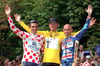 Die drei Besten der Tour de France 1997 nach der Siegerehrung in Paris: Gesamtsieger Jan Ullrich (M), der zweitplatzierte Franzose Richard Virenque (l) und der beste Bergfahrer, der Italiener Marco Pantani.