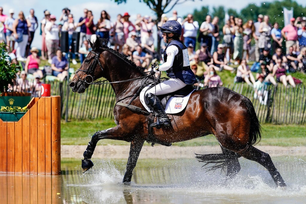 Vielseitigkeitsreiterin Rosalind Canter aus Großbritannien auf Allstar B beim Geländeritt.