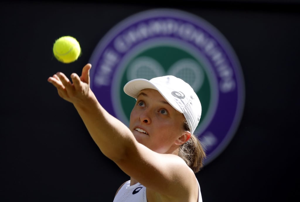 Scheiterte an der Französin Alizé Cornet: Iga Swiatek beim Aufschlag.